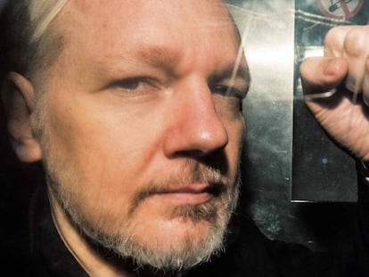 Assange, camino de un tribunal en Londres el pasado mes de mayo. En vídeo, el resumen de las actividades de espionaje realizadas por UC Global.