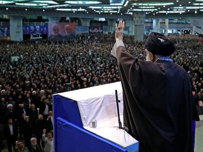 Jamenei durante el rezo del viernes en la Gran Mezquita de Teherán.