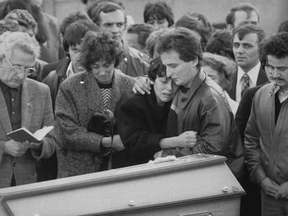 Los padres de Grégory Villemin, junto al féretro del niño el 20 de octubre de 1984 en Lepanges-sur-Vologne.