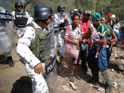 Agentes mexicanos impiden la entrada de migrantes en la frontera, entre Guatemala y México. En video, agentes migratorios detienen migrantes en las carreteras de Tabasco (México).