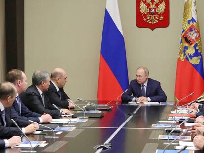 Vladímir Putin preside el Consejo de Seguridad de Rusia, en Moscú este lunes. En vídeo, Putin propone reformar la Constitución durante la semana pasada.