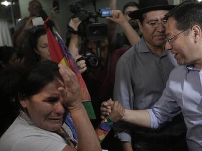 Luis Arce saluda este lunes a sus partidarios en Buenos Aires.