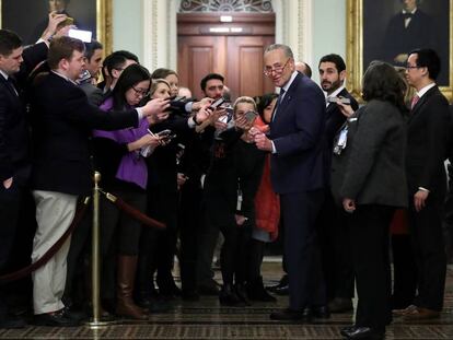 Chuck Schumer, líder de la minoría demócrata del Senado, este martes. En vídeo, resumen de la primera sesión del 'impeachment'.