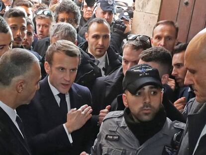 El presidente francés, Emmanuel Macron, ordena a la policía israelí que salga de una iglesia francesa, el miércoles en Jerusalén.