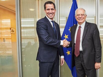 Juan Guaidó y Josep Borrell se saludan tras la reunión que mantuvieron en Bruselas, este miércoles. En vídeo, Guaidó asegura que hablará con todos los países que estén dispuestos a "recuperar" Venezuela.