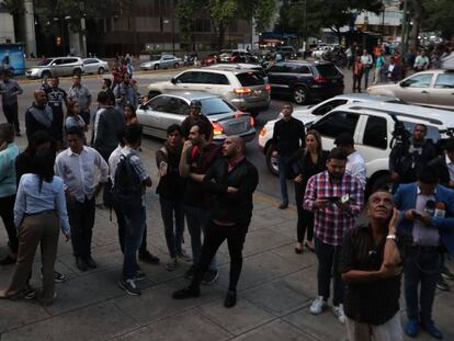 Diputados venezolanos aguardan afuera de la oficina de Guaidó en Caracas. En vídeo, declaraciones de diputadas de la oposición.