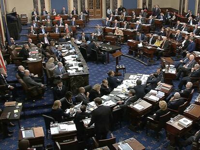 Los senadores estadounidenses, votando el martes por la noche las normas del juicio. En vídeo, los demócratas piden destituir a Trump.