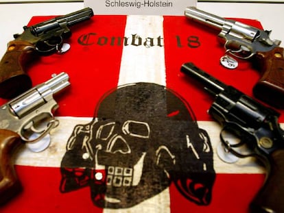 Armas y material de propaganda neonazi, confiscado al norte de Alemania en 2003.