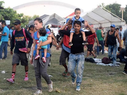 Una familia hondureña, en el campamento de la caravana en Guatemala este miércoles. En vídeo, Aspectos de los centros de detención al sur de México.