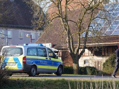 Un agente y un coche de policía, este viernes en Rot am See (Alemania) tras un tiroteo que ha dejado al menos seis muertos. En vídeo, imágenes de las inmediaciones del lugar donde ha ocurrido el tiroteo.