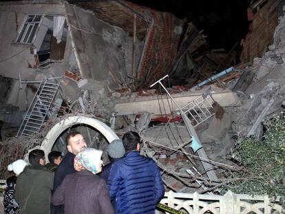Un edificio destruido tras el terremoto, en Turquía. En vídeo, una televisión turca emite en directo el momento del terremoto.