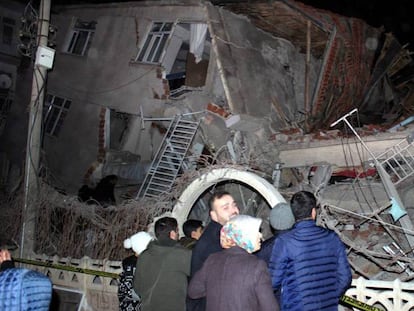 Un edificio destruido tras el terremoto, en Turquía. En vídeo, una televisión turca emite en directo el momento del terremoto.