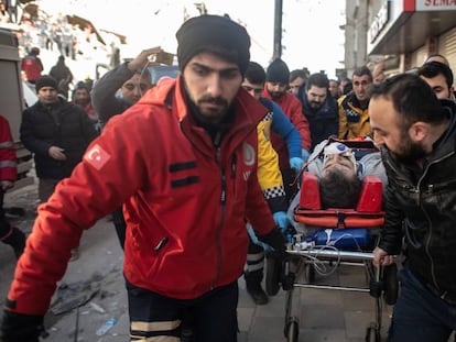Los equipos de rescate transportan en camilla a un superviviente recuperado de debajo de los escombros, este sábado en Turquía. En vídeo, una TV turca emite en directo el momento en el que comenzó el terremoto de Elazig.