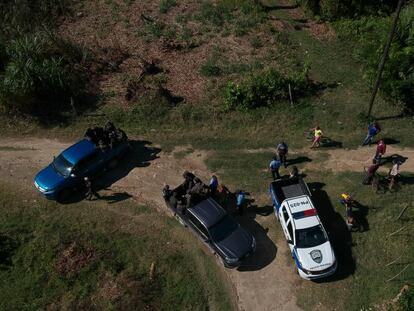 Policía hondureña y familiares de Enoc durante un operativo de búsqueda. En Video, La madre de Enoc y su abuela hablan de la tragedia.