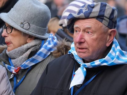 Un superviviente de Auschwitz, durante la ceremonia por el 75º aniversario de la liberación de los campos. En vídeo, una supervivente realta como fue su experiencia.