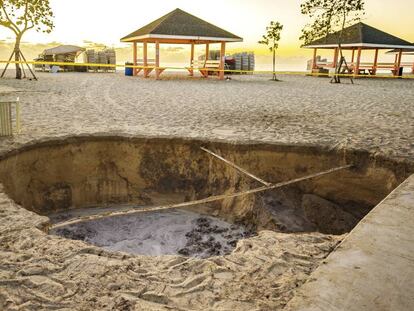Daños causados en una playa de West Bay, en las islas Caimán, tras el seísmo.