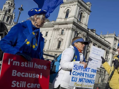 Partidarios de la permanencia en la UE protestan este miércoles ante el Parlamento, en Londres. En vídeo, el reto de los residentes españoles en Reino Unido.