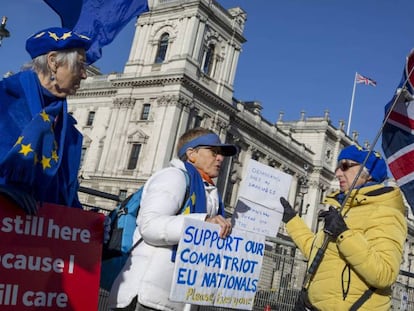 Partidarios de la permanencia en la UE protestan este miércoles ante el Parlamento, en Londres. En vídeo, el reto de los residentes españoles en Reino Unido.