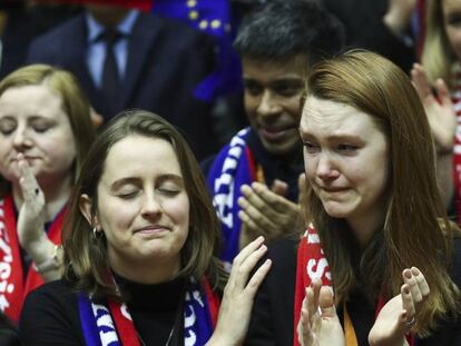 Eurodiputados emocionados tras la votación del acuerdo de salida del Reino Unido de la Unión Europea, en el parlamento Europeo, este miércoles. En vídeo, momento en que los miembros del parlamento Europeo cantan 'Auld Lang Syne'.