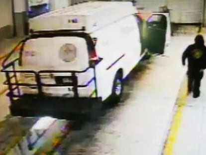Momento de la fuga de tres reos en una camioneta oficial del reclusorio sur de la Ciudad de México.