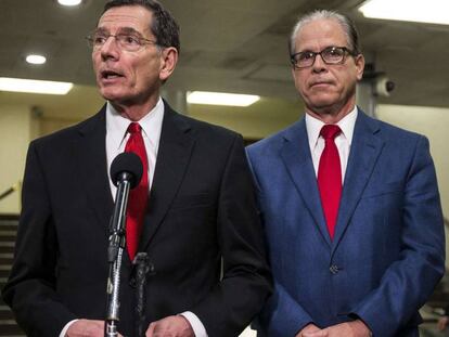 Los senadores John Barasso (izquierda) y Mike Braun (derecha). En vídeo, los aliados de Trump presionan para cerrar esta semana su juicio político.