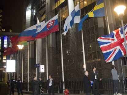 La bandera de Reino Unido es arriada en la entrada del Parlamento Europeo, en Bruselas.