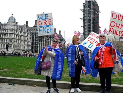 Defensores del Brexit, este viernes, frente a la sede del Parlamento británico. En vídeo, el Reino Unido dice adiós a 47 años de matrimonio.