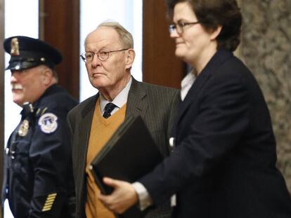 El senador Lamar Alexander (centro), a su llegada al Capitolio este lunes. En vídeo, los aliados de Trump presionan para cerrar esta semana su juicio político.