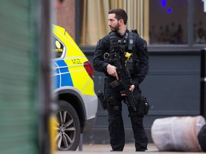 Un policía, este domingo en el sur de Londres tras un "incidente terrorista". En vídeo, imágenes del suceso.