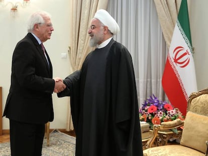 Josep Borrell saluda al presidente de Irán, Hassan Rouhani, este lunes en Teherán. En vídeo, las declaraciones de Borrell tras la reunión.