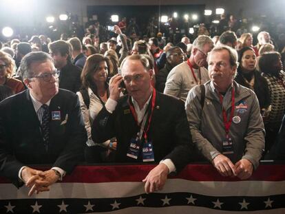 Votantes demócratas esperan los resultados del 'caucus' en Des Moines, Iowa. En vídeo, las reacciones de Joe Biden y Bernie Sanders.