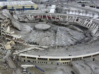 En la imagen, vista del estadio de San Petersburgo colapsado tras el accidente. En el vídeo, momento del suceso.