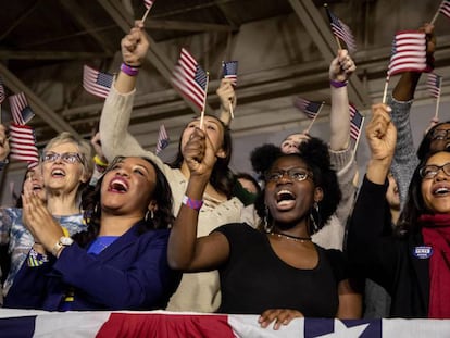 Partidarios de Pete Buttigieg, durante la madrugada del martes en Des Moines (Iowa). En vídeo, el candidato celebra su victoria en Iowa.