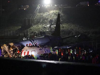 Fuselaje del avión fracturado tras el accidente. En vídeo, la aeronave se estrella en el aeropuerto de Sabiha Gökçen, en Turquía