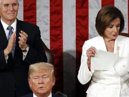 La presidenta del Congreso, Nancy Pelosi, rasga una copia del discurso de Trump del estado de la Unión.