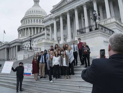 Un grupo de jóvenes, protesta contra Donald Trump en el Capitolio. En el video, el veredicto. En vídeo, Trump es absuelto de todos los cargos en el Senado.