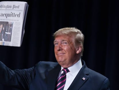 Trump muestra la primera página de 'The Washington Post' de este jueves. En el video, el discurso de Trump.