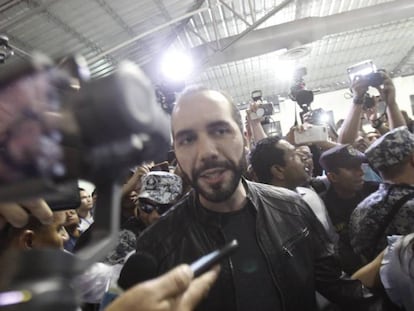 Nayib Bukele, tras votar en las elecciones presidenciales de febrero de 2019. En video, aspectos de militares dentro del Congreso salvadoreño.