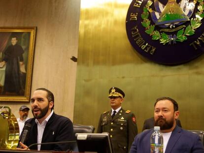 El presidente de El Salvador, Nayib Bukele, tras irrumpir en la Asamblea Legislativa arropado por militares.
