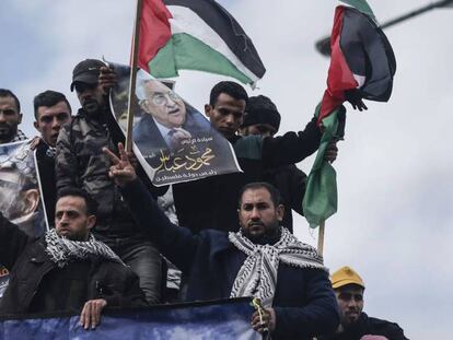 Manfiestantes palestinos con carteles del presidente de la Autoridad Palestina Mahmud Abbas. En vídeo, declaraciones de Mahmud Abbas en el Consejo de Seguridad de la ONU.