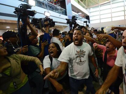 Enfrentamientos ante la llegada de Juan Guaidó a Venezuela. En video, policías y militares tratando de impedir el acceso a diputados.