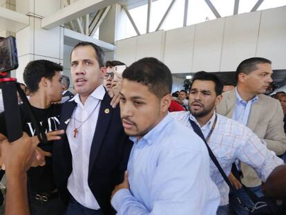 Juan Guaidó llega a Caracas este martes en medio de una gran tensión. En vídeo, Guaidó después de su aterrizaje en Caracas.