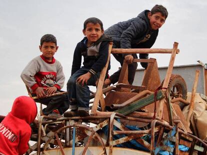 Varios niños subidos en un camión, en plena huida de la zona norte de Alepo, el 15 de febrero. En vídeo, declaraciones del portavoz de la oficina de Derechos Humanos de la ONU, Rupert Colville.