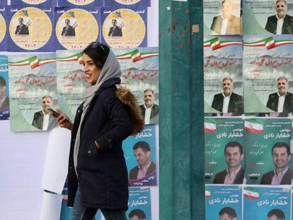 Carteles electorales en una calle de Teherán, este martes. En vídeo, ciudadanos iraníes opinan sobre las elecciones.