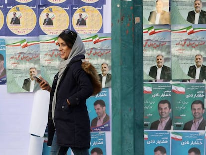 Carteles electorales en una calle de Teherán, este martes. En vídeo, ciudadanos iraníes opinan sobre las elecciones.