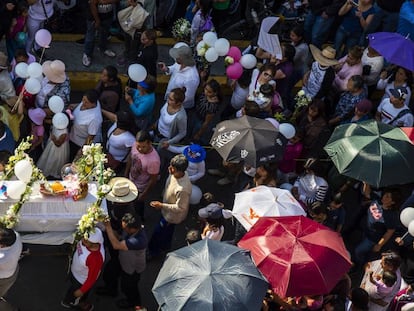 Amigos y familiares de Fátima caminan con el féretro durante el funeral en Ciudad de México. En vídeo, un hombre y una mujer, detenidos por el asesinato de Fátima.