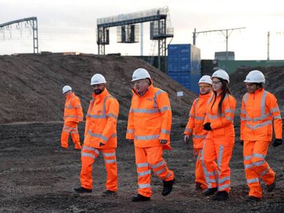 El primer ministo del Reino Unido, Boris Johnson, visita las obras del nuevo ferrocarril de Birmingham. En vídeo, declaraciones de la ministra británica del Interior, Priti Patel.