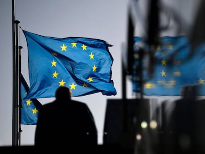 Un hombre camina cerca de la sede de la Comisión Europea en Bruselas, el pasado lunes.