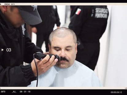 Una de las fotografías donde se ve a Joaquín Guzmán cortándose el cabello.