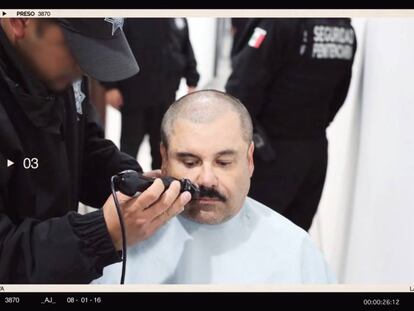 Una de las fotografías donde se ve a Joaquín Guzmán cortándose el cabello.